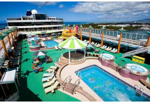 Vista de las soleadas Piscinas del Norwegian Jade
